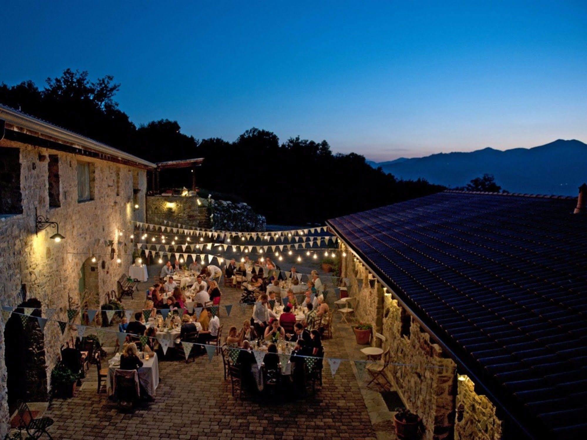 Agriturismo Podere Conti Filattiera Exterior foto