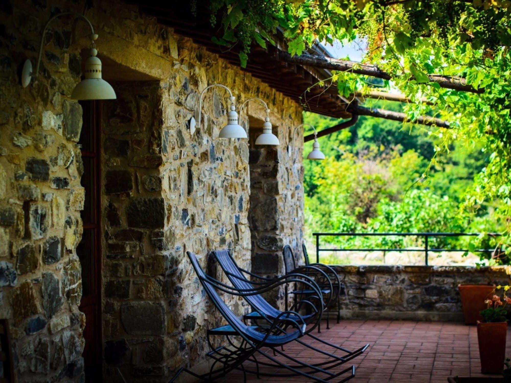 Agriturismo Podere Conti Filattiera Exterior foto